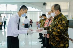 Wakil Bupati Asahan Serahkan Petikan SK Pengangkatan PPPK dan Dokumen PK.
