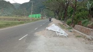 Minim Perhatian Dinas Terkait dan Pengawasan Proyek “Jalan Lintasan Riau – Sumbar Dipenuhi Tumpukan Sisa Proyek Dan Menghambat Jalan Lintasan Bagi Pengguna jalan”.