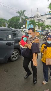 *Personil Satlantas Polres Asahan Briptu Hari Hariyanto Gendong Warga Penyandang Disabilitas Untuk Vaksin*