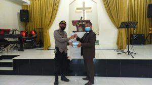 *Giat Komidamas , Kasi Humas Polres Asahan Berikan 2 Kotak Masker di Gereja GBIK*