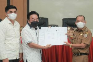 Wali Kota dan Pimpinan DPRD Tandatangani Persetujuan Bersama Ranperda Tentang Pajak Daerah dan Pengelolaan Barang Milik Daerah TA 2022.