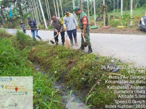 *Ciptakan Lingkungan Bersih | Bhabinkamtibmas Polsek Air Batu Polres Asahan Gotong Royong di Desa Air Genting*
