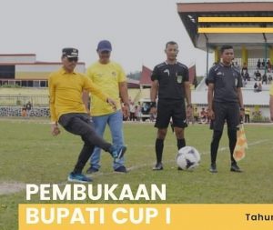 Bola Ditendang Bupati Limapuluh Kota Menandakan Turnamen Sepakbola Resmi Dibuka.