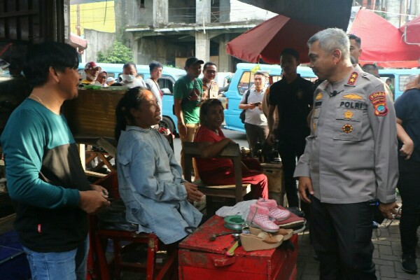 Pantau Aktifitas di TKB dan Pasar 45 Manado, Kapolda Bincang Akrab Bersama Warga.