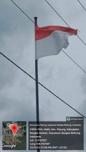 Sangat miris, Bendera merah putih  kantor desa malik kecamatan payung telah robek dan tetap dikibarkan.