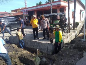 Kapolsek Sidikalang Kota Bersama Tiga Pilar Gelar Gotong Royong Bersihkan Parit
