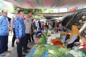 Jelang Hari Raya Idul Fitri ,Kapolres Bartim Cek Harga Sembako