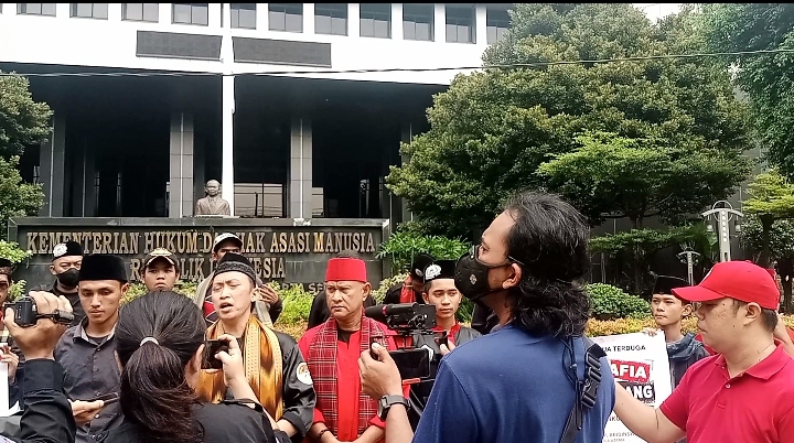 Massa Laskar Suku Betawi Aksi Demo di Beberapa Titik: “Kami Akan Menuntut Apa yang Menjadi Hak Bang Helmut Hermawan”