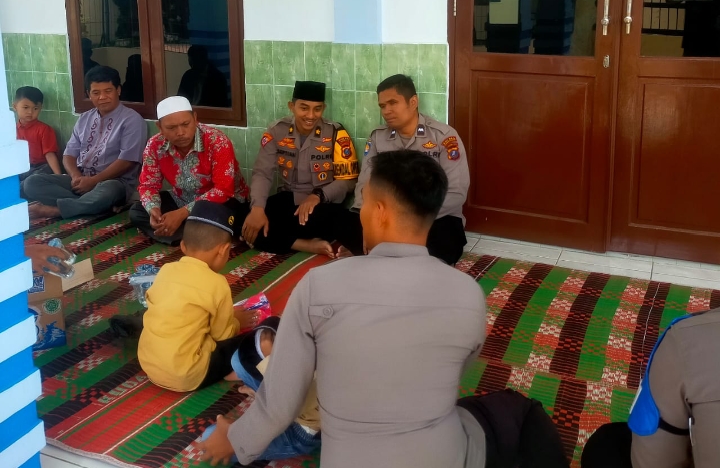 POLRES Humbahas dan Jajarannya Beserta KA Polsek melaksanakan giat rutin Jum’at Hadir Untuk Masyarakat. 