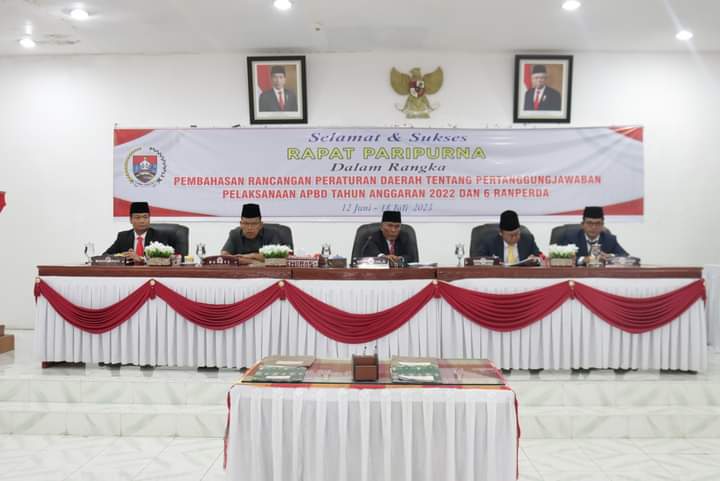 LAPORAN PERTANGUNGJAWABAN APBD T.A. 2022 DAN 4 RANPERDA KAB HUMBAHAS TAHUN 2023 DITERIMA DAN DISETUJUI OLEH DPRD HUMBAHAS