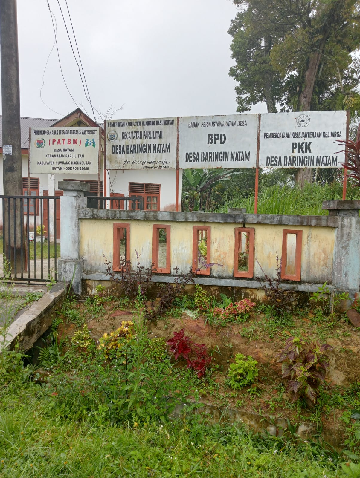 KANTOR DESA BARINGIN NATAM KOSONG SAAT JAM KERJA. PIHAK PEJAGAAN JUGA TAK ADA.