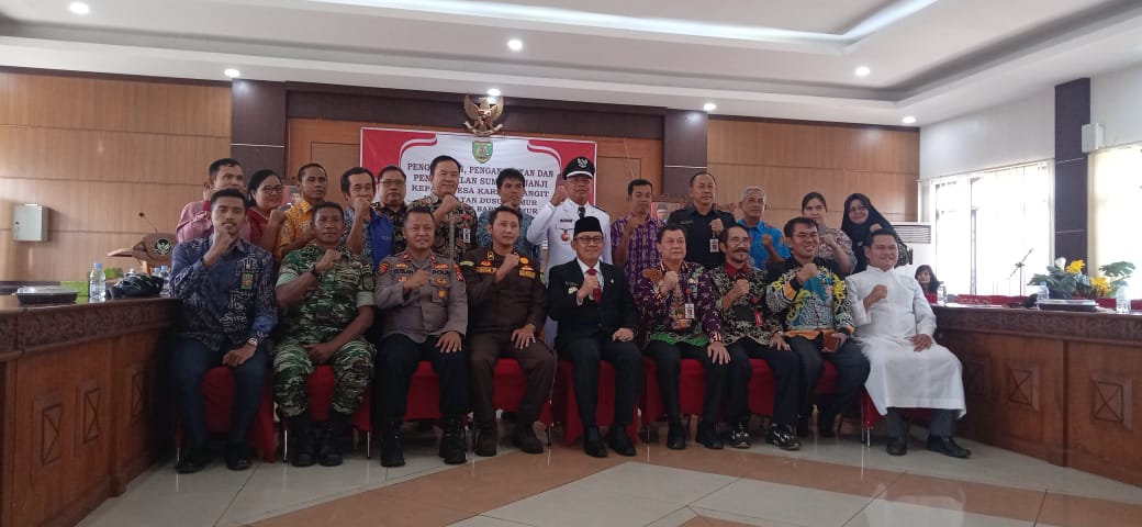 Pengambilan Sumpah Janji Kepala Desa karang langit Kecamatan Dusun Timur kabupaten Barito Timur masa bakti tahun 2023 – 2029