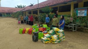 Gerakan Nasional Orang Tua Asuh (GNOTA) menyerahkan bantuan Paket Sekolah dan makanan tambahan