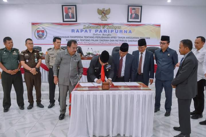 RANPERDA TENTANG PAJAK DAERAH DAN RETRIBUSI DAERAH SERTA P-APBD 2023 DISETUJUI OLEH PEMERINTAH DAN DPRD HUMBAHAS