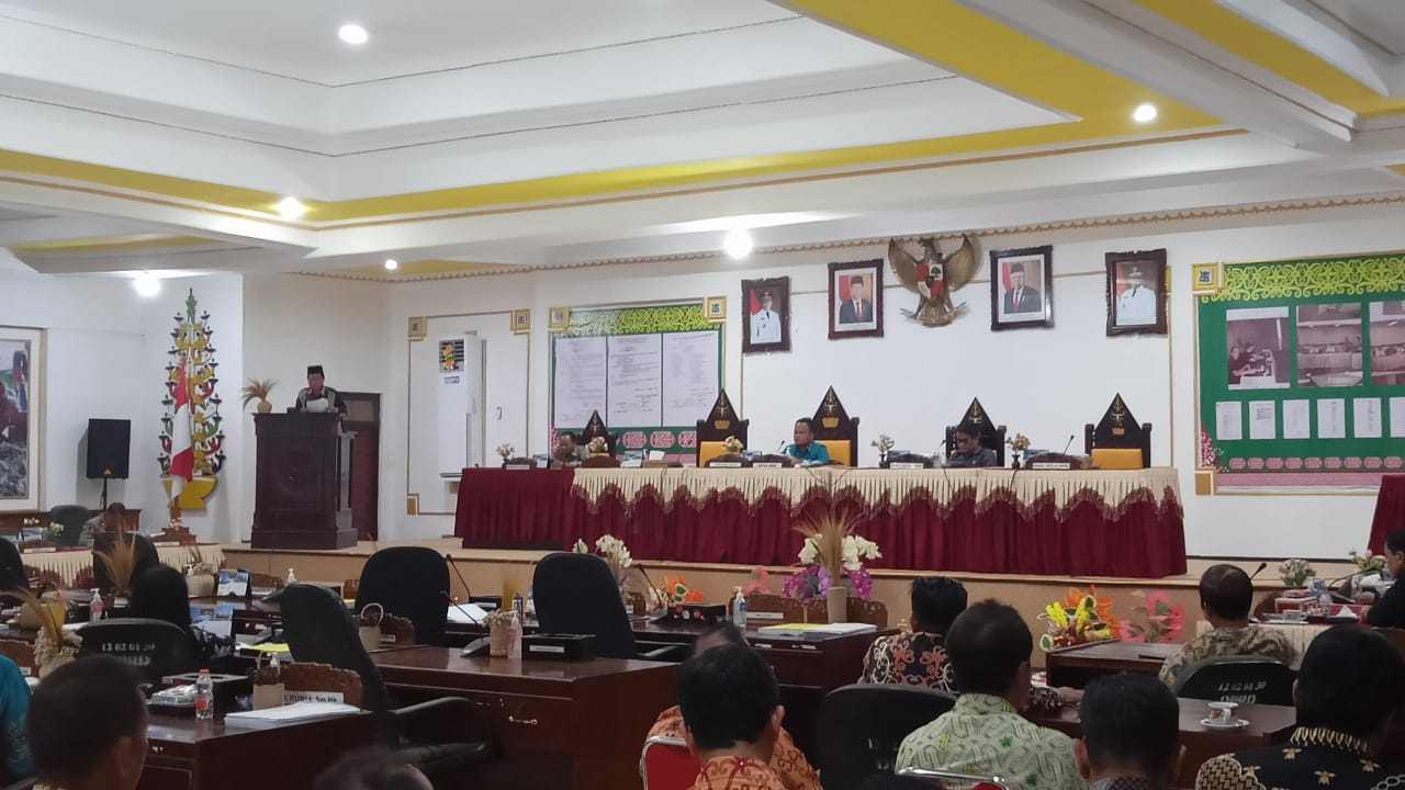 Sekda Barito Timur Menyampaikan Jawaban dan Tanggapan Pada Sidang Dewan.