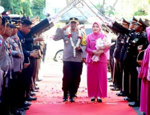 Melalui Tradisi Pedang Pora AKBP Mughi Prasetyo Didampingi Istri Lepas Sambut Eks Kapolres Aceh Selatan