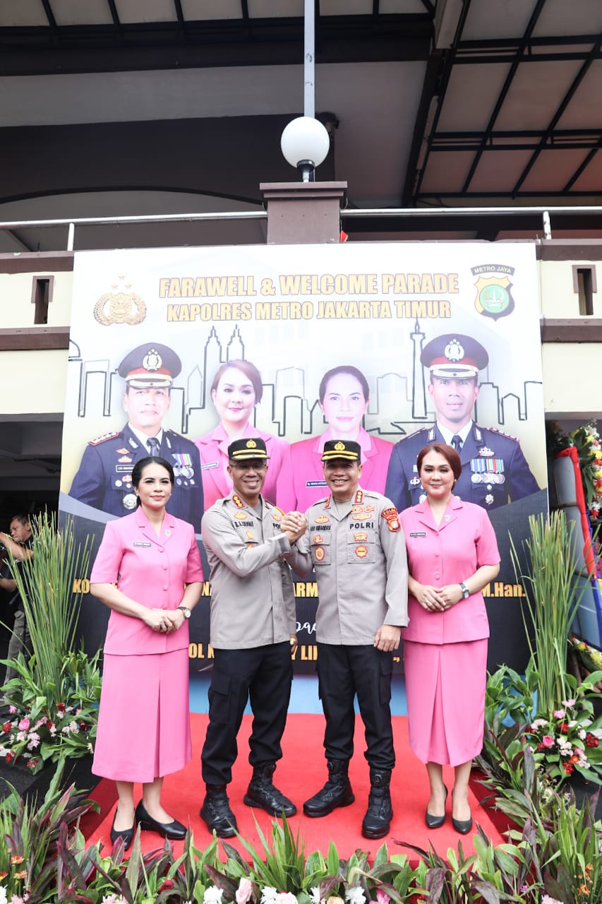 Tangis haru anggota, iringi Tradisi pedang pora penyambutan dan pelepasan Kapolres Metro Jakarta Timur