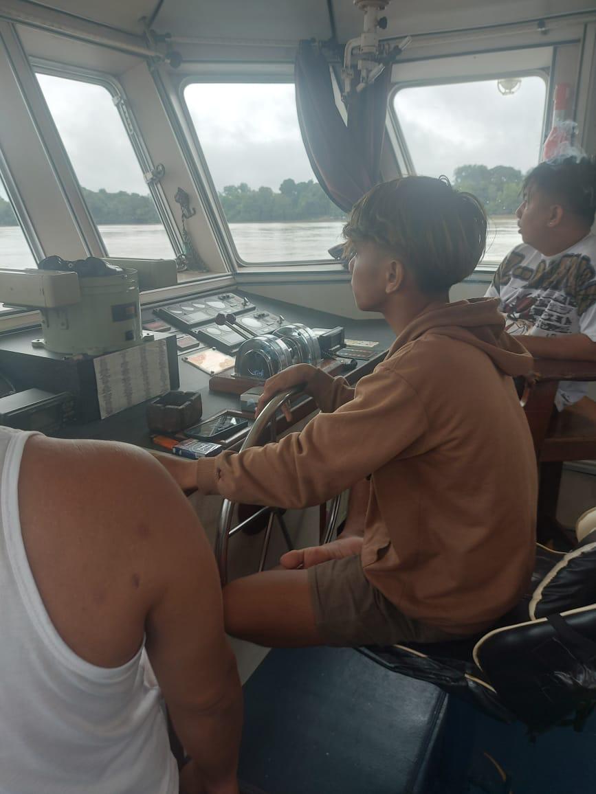 Kapal Tongkang batubara Yang melintas di wilayah Kecamatan Montallat. Kelurahan Tumpung laung, Apakah Dikemudikan oleh Mualim yang belum Memiliki Izin STR.