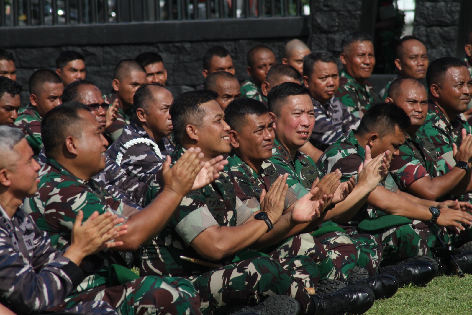 *Kejutan, Panglima TNI Beri Hadiah Umroh 19 Prajurit dan PNS Korem 132/TDL Yang Sholat Subuh di Masjid*