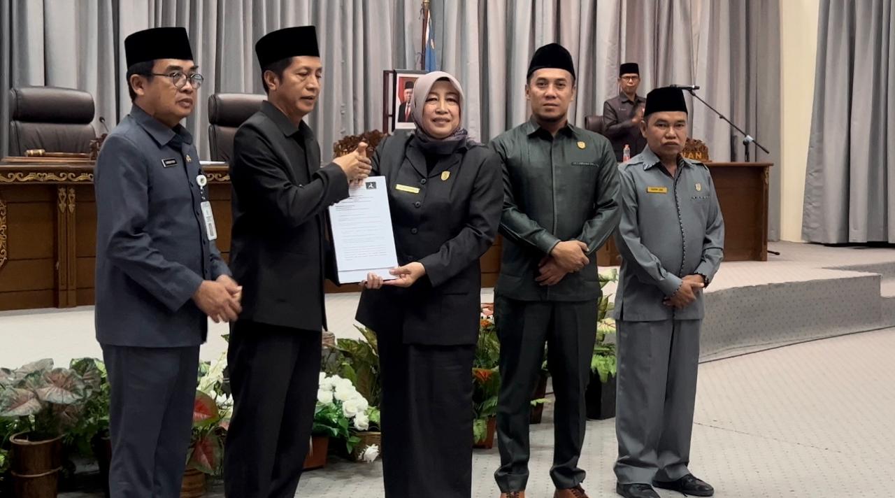 Ir. Hj. Mery Rukaini, M.IP, Ketua DPRD PJ. Bupati Barito Utara Terima Dokumen Pemandangan Umum Fraksi-Fraksi Terhadap Raperda Pengelolaan.