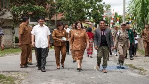 Bupati Cory Sebayang Pantau Langsung Perbaikan dan Distribusi Air Pasca Banjir Bandang di Desa Serdang