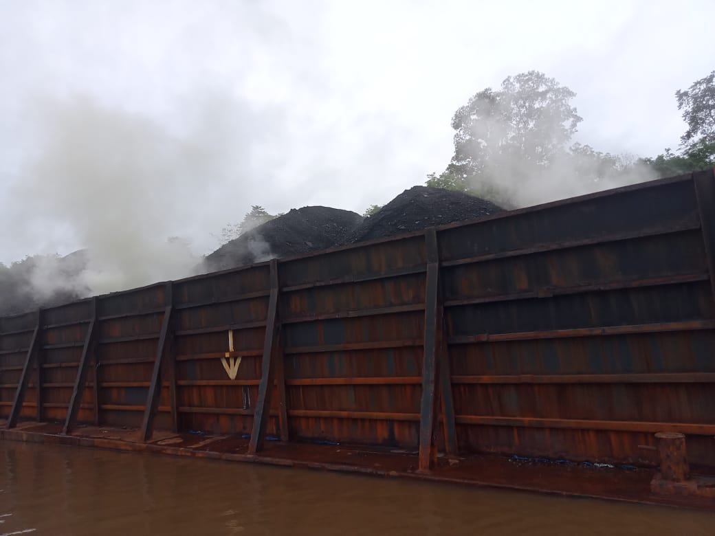 Warga Masyarakat Tumpung Laung Barito Utara Bantu Padamkan Tongkang Batu Bara yang terbakar, Akhirnya Masyarakat Sampaikan Rasa Kecewanya.