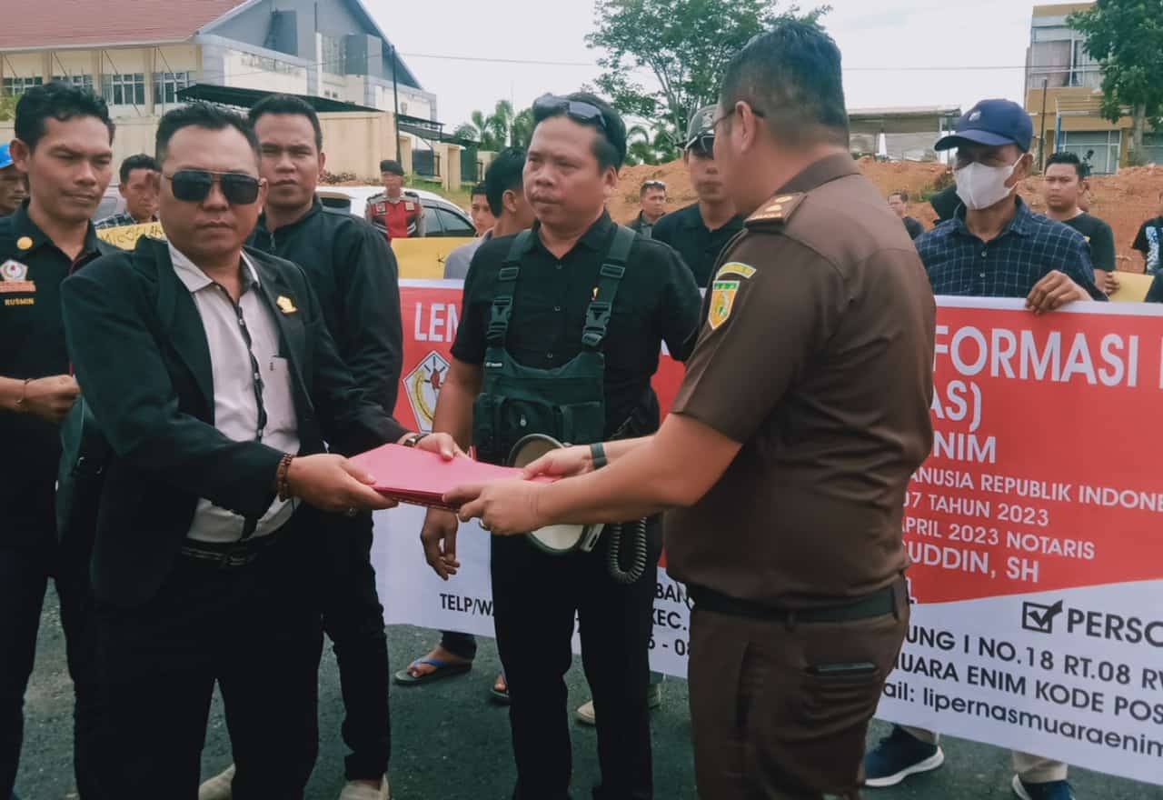 Lembaga LIPERNAS PD MUARA ENIM Bersama Puluhan Masyarakat Gelumbang Raya Aksi Damai Di Kejari Muara Enim