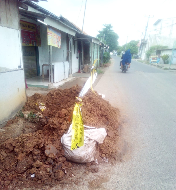 Kadus dan RT RW Desa Bumi Tolak dan Stop Sementara Pekerjaan Pemasangan dan Penggalian Kabel Fiber Optik.