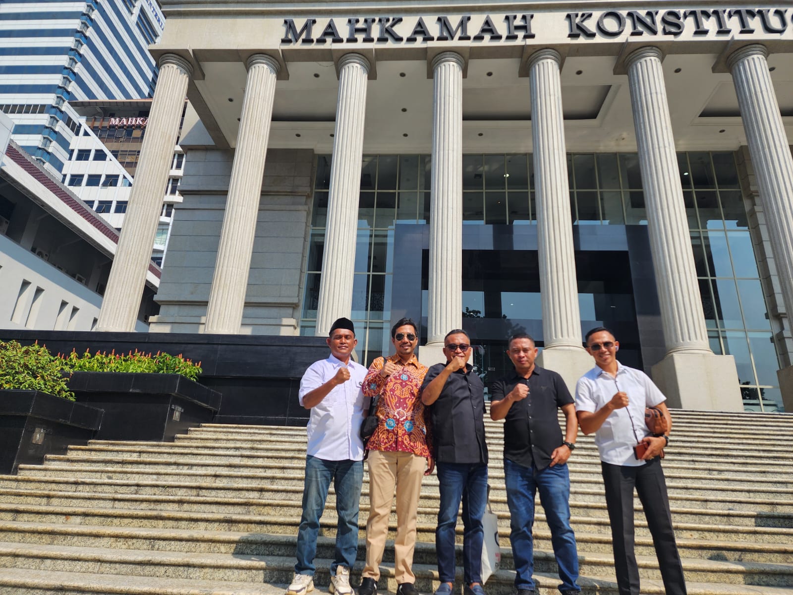 Sidang sengketa Pilkada Kab. Banggai Amiruddin Tamoreka dan Wakilnya Furqanuddin Masulili Sembah Sujid Atas Kepercayaan Masyarakat untuk Lima tahun kedepan bersama Banggai.