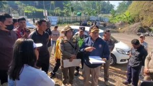 Satpol PP Salatiga tiba Hentikan Usaha Berizin !!!! Afri Rismawati Pemilik Usaha Tuntut Satpol PP dan Pihak Terkait Ke Jalur Hukum.