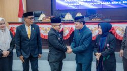 BUPATI BANGGAI MENGHADIRI PELANTIKAN PAW ANGGOTA DPRD BANGGAI